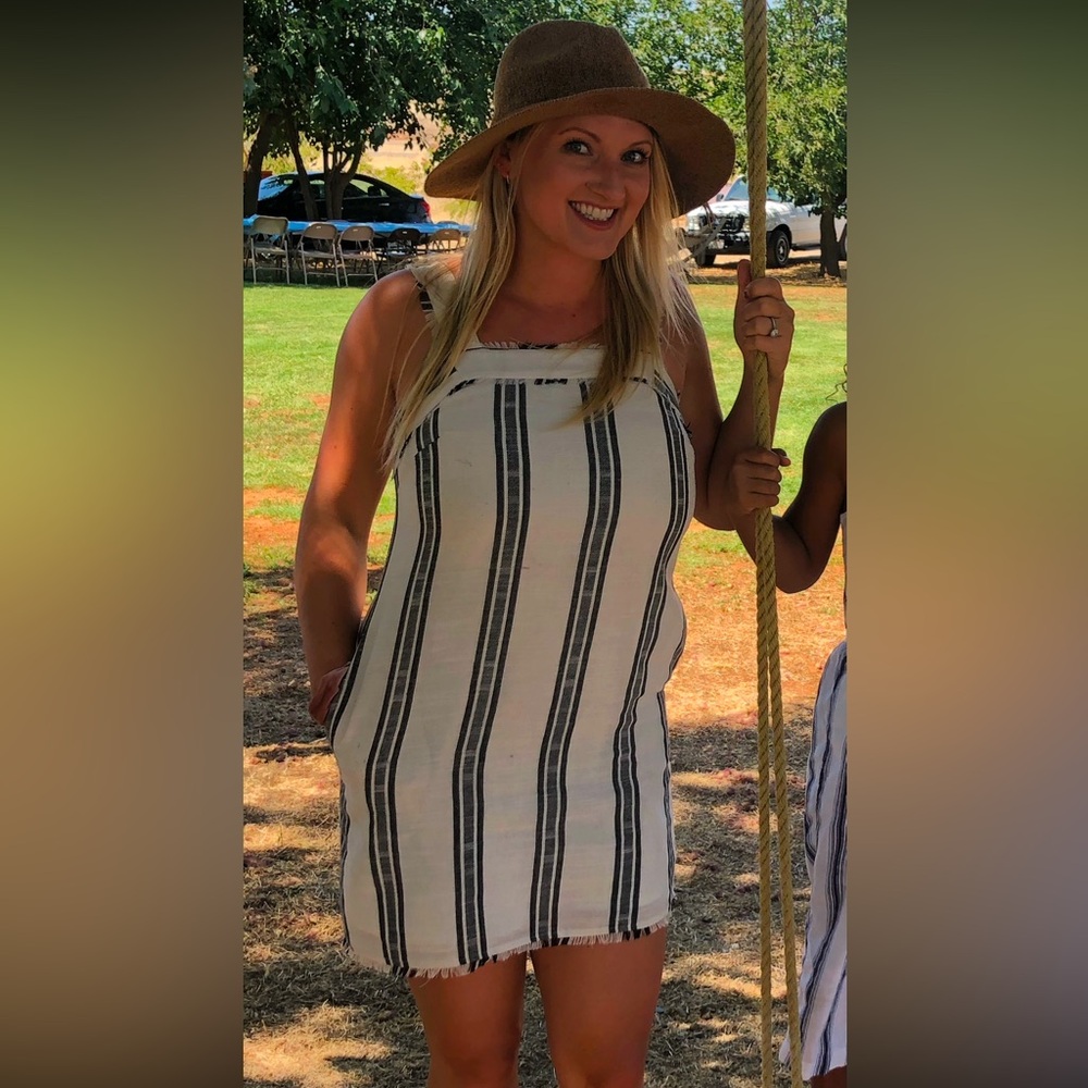 Striped Essue tank dress with pockets.
Cream with blue-gray stripes